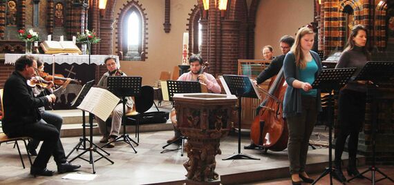 Seit Monaten schon bereiten sich Instrumentalisten und Sängerinnen auf das Konzert am Karfreitag vor. Foto: Antje Bismark