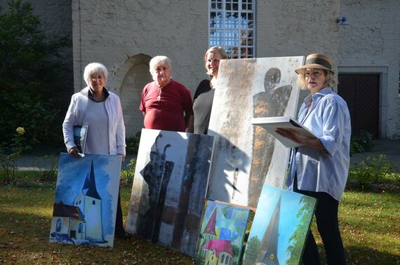 Sie laden zum besonderen Blick auf die Kirche ein (von links): Malerin Heidrun Schlieker, Maler Kurt Bendels, Pastorin Bodil Reller und Malerin Carmen Semrau. Foto: Andrea Hesse