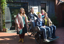 Freude an der E-Rikscha (von links): Nina Landers, Anne Basedau, Anke Cohrs, Jessica Kind und Marie Hemme mit Hund Tammo auf dem Hof Rotermund-Hemme in Brelingen. Foto: Andrea Hesse