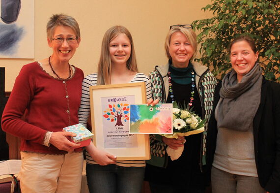 Lisa Sacht (von links), Hanna Dumstorff, Sabine Glandorf und Pastorin Debora Becker freuen sich über den 1. Platz im Wettbewerb.