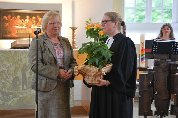 Für einen Baum reicht der Platz im neuen Garten nicht aus, also übergab Karin Ernst als Willkommensgeschenk eine Tomatenpflanze an Wibke Lonkwitz. Foto: Andrea Hesse