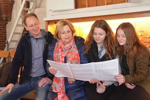 Arne Hallmann (von links) mit seiner Orgelschülerin Gabriele Lust-Uphues, Sara Tesic und Celine Plat an der Orgel in der Elisabethkirche. Foto: Andrea Hesse