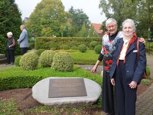 Joan Thickstun Buhrmann, Witwe des 1944 überlebenden Wayne Buhrmann, und Margrit Dietterle haben sich an der Gedenktafel kennengelernt. Foto: Andrea Hesse