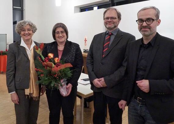 Landessuperintendentin Dr. Ingrid Spieckermann (links),Kirchenkreistagsvorsitzender Ralph Scheferling (2.v.r.), und stellv. Superintendent Mirco Peisert (r.), gratulieren der neuen Superintendentin Sabine Preuschoff-Kleinschmit