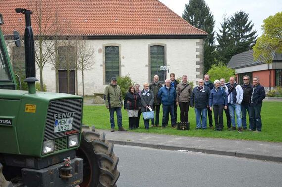 Treffpunkt Kirche: Hier begann die Rundfahrt durch Engelbostel und Schulenburg. Foto: Andrea Hesse