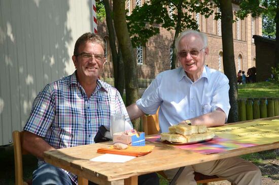 Der derzeitige Vorsitzende Friedrich Bernstorf (links, hier mit Kurt Hoffmann an einem Stand des Fördervereins Brelingen) freut sich auf die Zusammenarbeit in den drei Ortschaften. Foto: Andrea Hesse