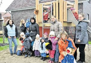 Das Team mit seinen Krippen- und Kindergartenkindern: Sylke Knigge (von links), Nadine Tille, Natali Mudraev-Vogel, Sabine Busch, Julia Kampert, Ina Dörel mit Handpuppe Madius und Wiebke-Friederike Lorentz. Bild: Antje Bismark