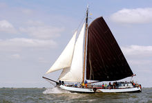 Mit der Tjalk Emma können Jugendliche in den Herbstferien auf dem Ijsselmeer segeln.